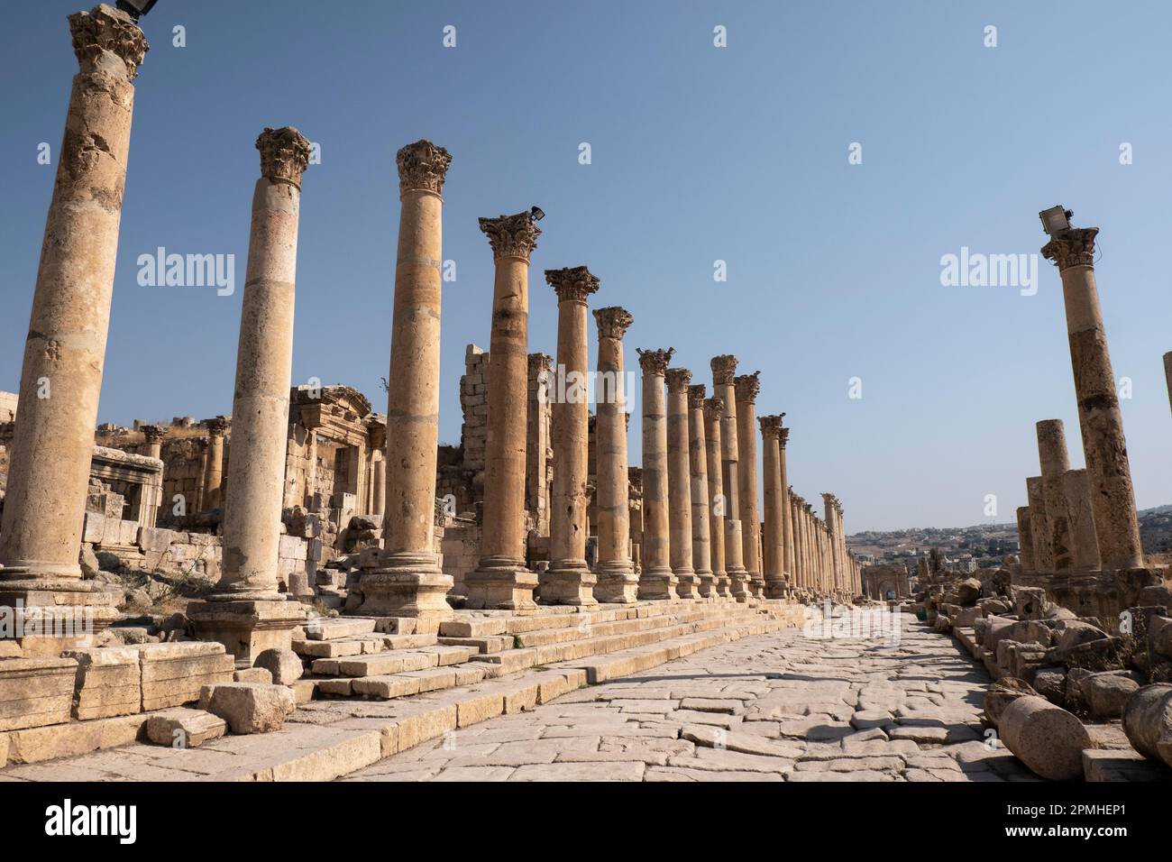 Antica strada romana in pietra con un colonnato, Jerash, Giordania, Medio Oriente Foto Stock