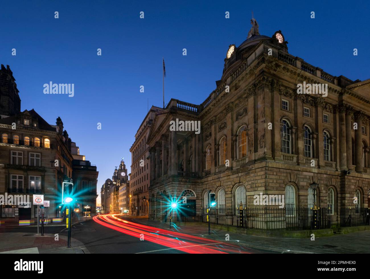 Municipio di Liverpool e Liver Building di notte, Water Street, Liverpool City Centre, Liverpool, Merseyside, Inghilterra, Regno Unito, Europa Foto Stock