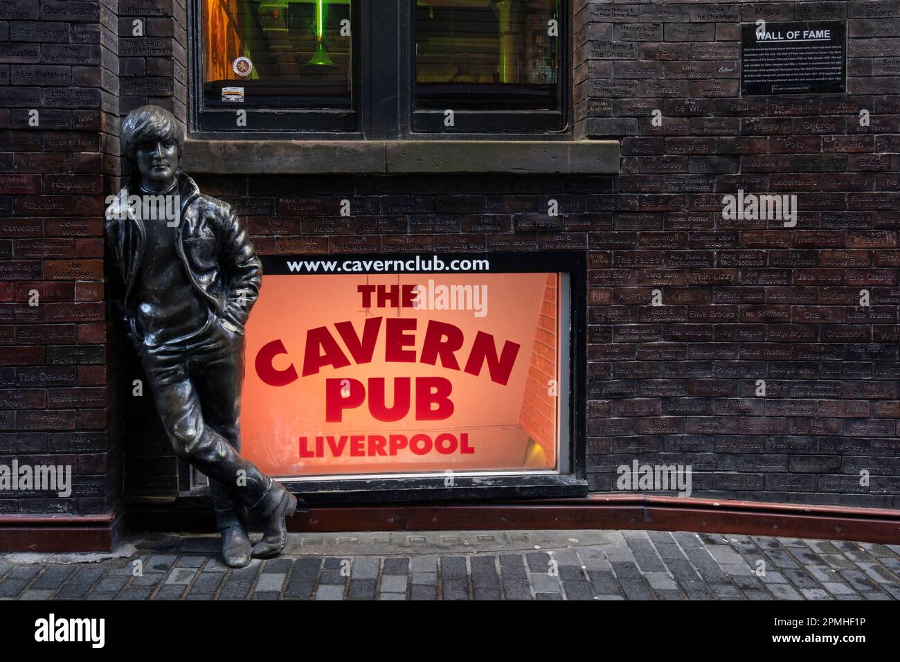 Statua di John Lennon fuori dal Cavern Pub, Matthew Street, Liverpool, Merseyside, Inghilterra, Regno Unito, Europa Foto Stock