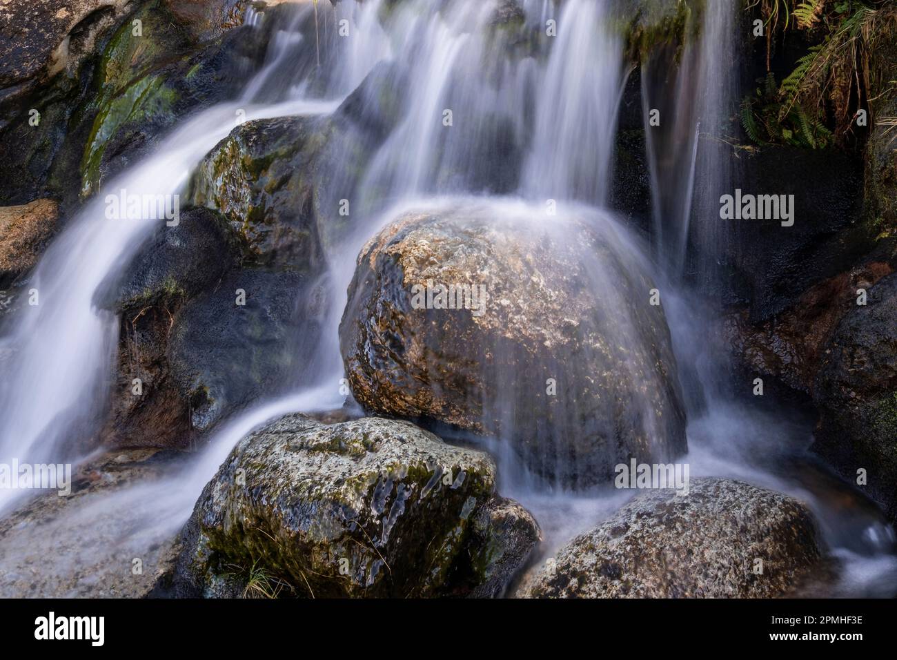 Dettaglio della cascata in CWM Glas Mawr, sopra il Passo di Llanberis, Parco Nazionale di Snowdonia, Eryri, Galles del Nord, Regno Unito, Europa Foto Stock