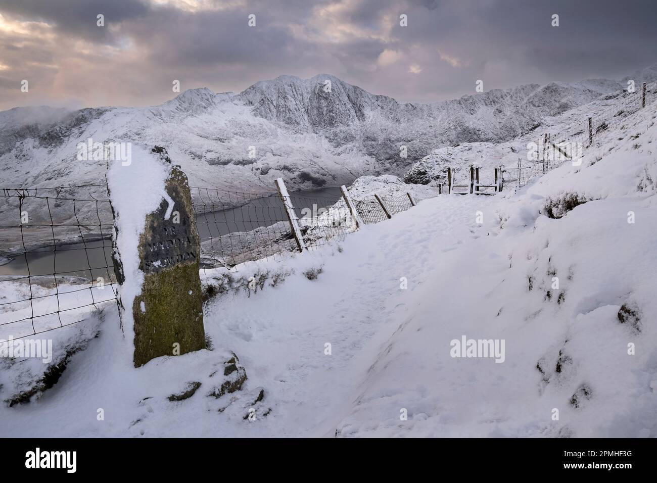 Snowdon Obelisk Waymarker Post, Llyn Llydaw e Y Lliwedd in inverno dal PYG Track, Snowdonia National Park, Eryri, Galles del Nord, Regno Unito Foto Stock