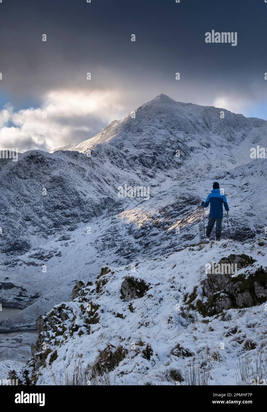 Walker Looking to Mount Snowdon (Yr Wyddfa) in inverno, Snowdonia National Park, Eryri, Galles del Nord, Regno Unito, Europa Foto Stock