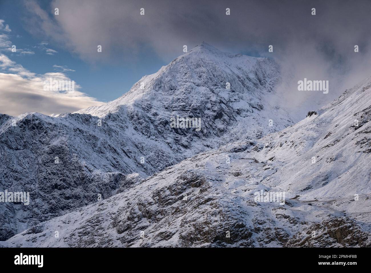 Monte Snowdon (Yr Wyddfa) in inverno, Parco Nazionale di Snowdonia, Eryri, Galles del Nord, Regno Unito, Europa Foto Stock