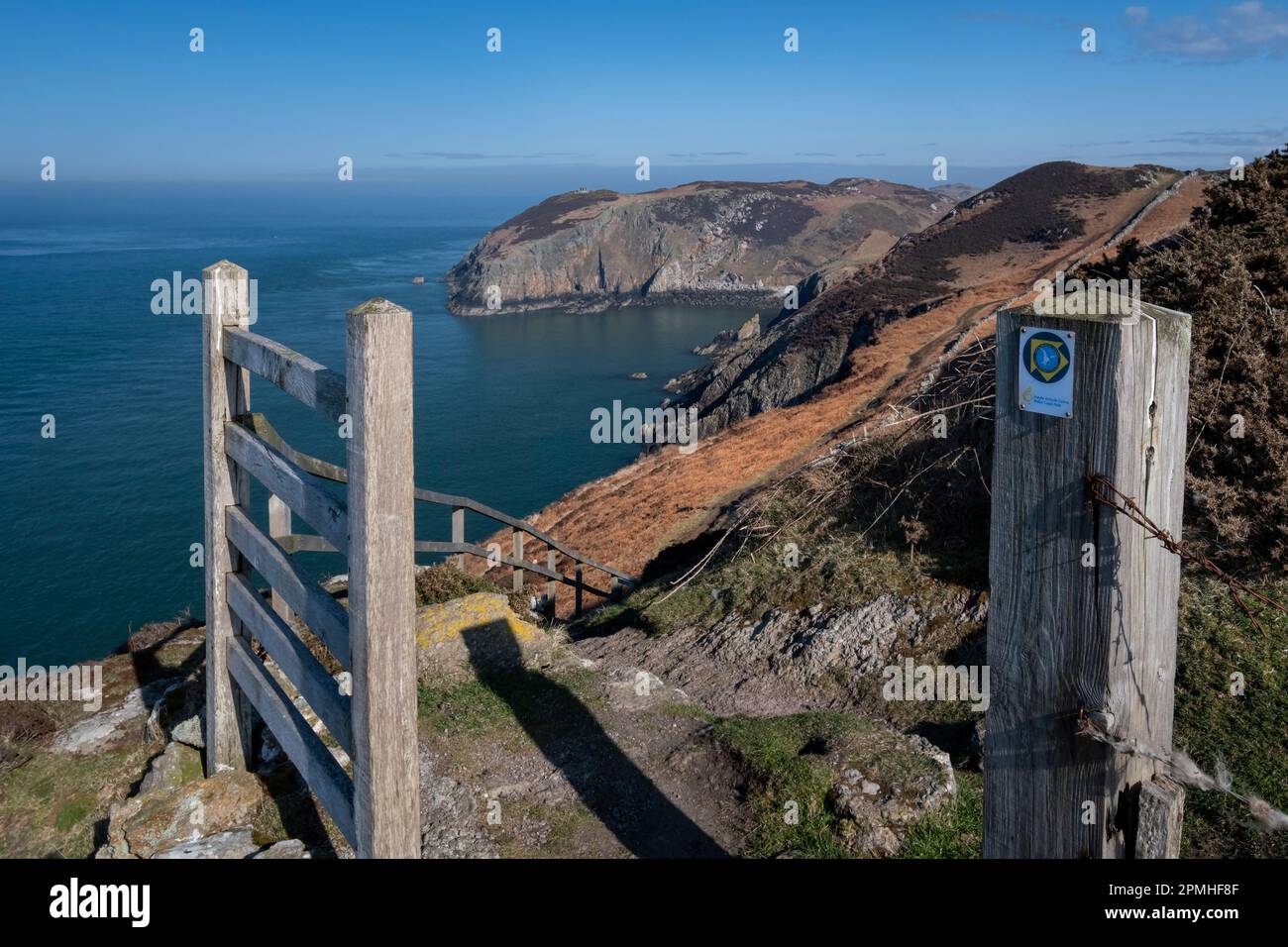 Segnale di entrata e di costa che incornicia Llanlleiana Head sul percorso costiero di Anglesey, vicino a Cemaes, Anglesey, Galles del Nord, Regno Unito, Europa Foto Stock