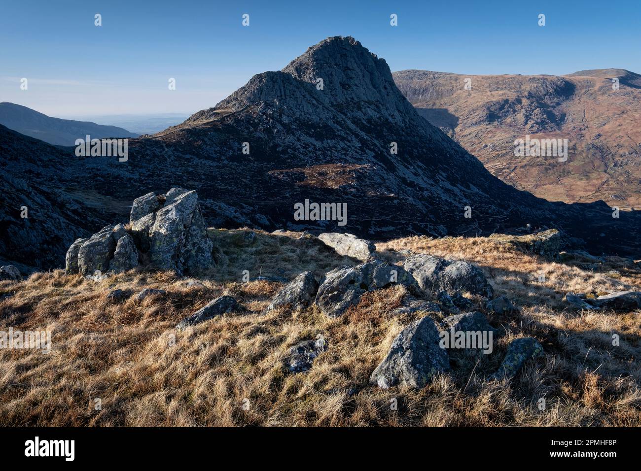 Ultima luce su Tryfan visto da Glyder Fach, il Glyderau, Snowdonia National Park, Eryri, Galles del Nord, Regno Unito, Europa Foto Stock