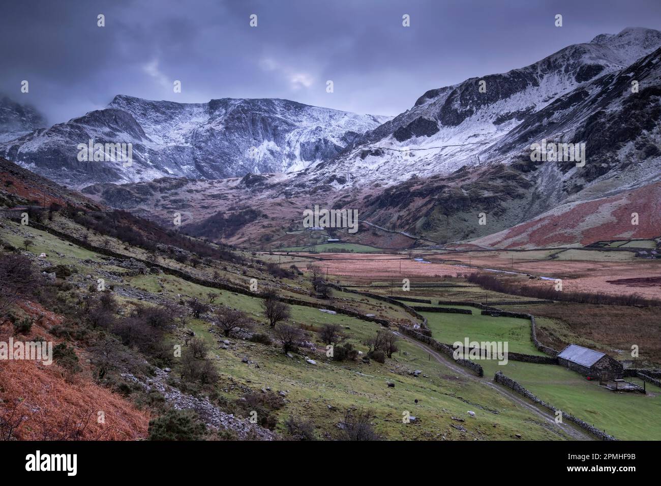 La valle di Nant Ffrancon, sostenuta dai monti Glyderau in inverno, il Parco Nazionale di Snowdonia, Eryri, Galles del Nord, Regno Unito, Europa Foto Stock