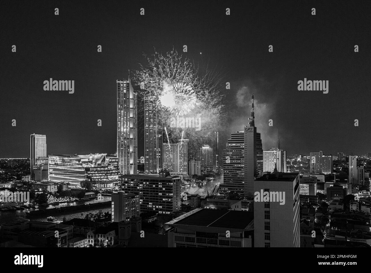 Vista aerea di uno spettacolo di fuochi d'artificio sul fiume Chao Phraya a Bangkok di notte Foto Stock