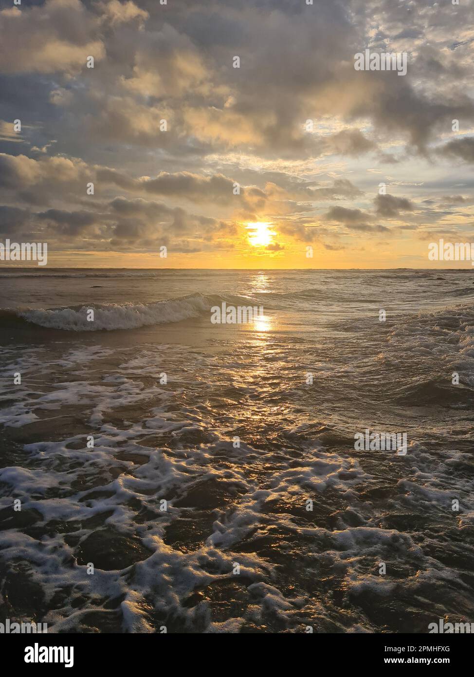 Nuvoloso sul tramonto dell'oceano. Sfondo di mare Foto Stock