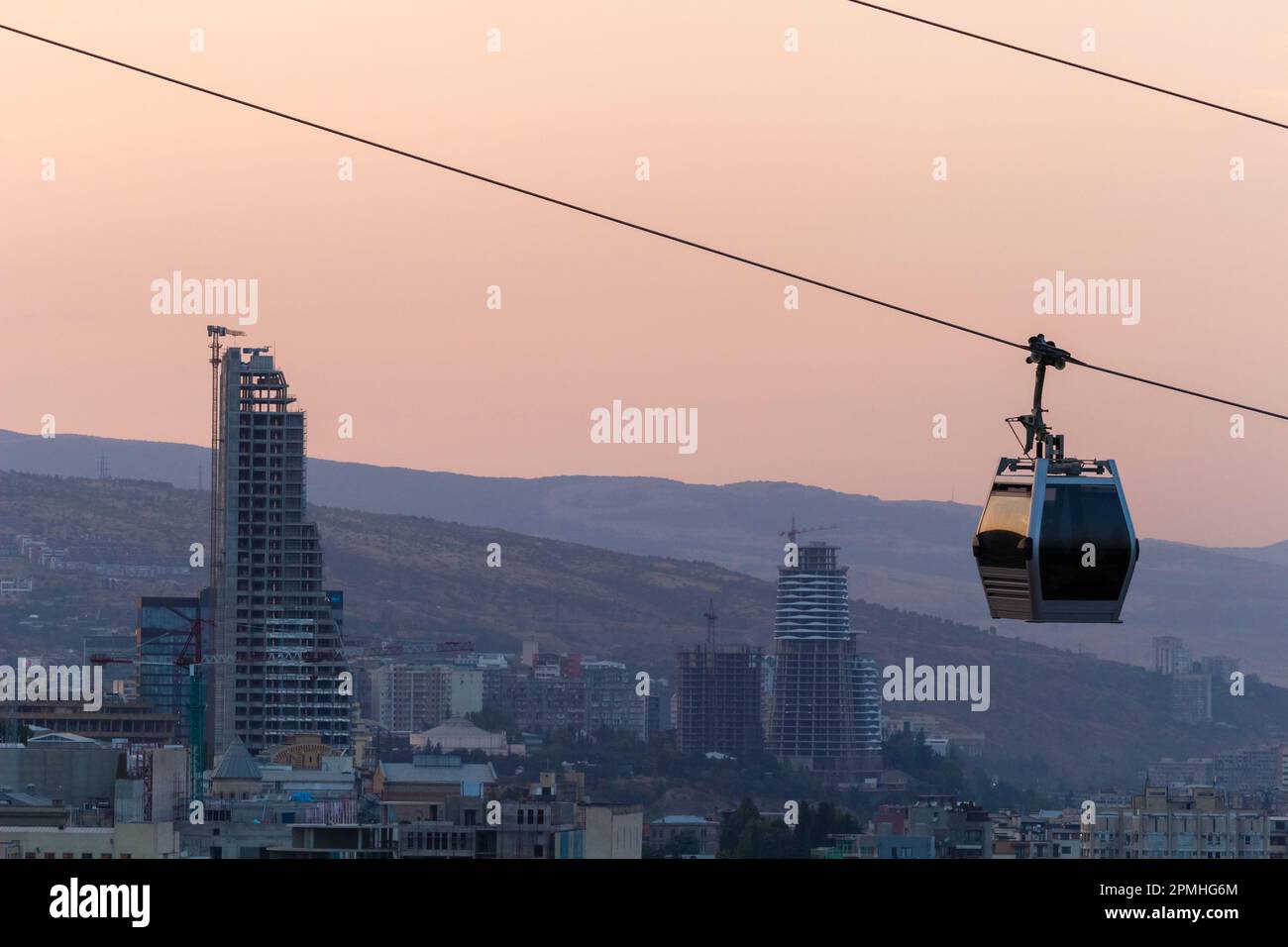 Funivia che sale alla Fortezza di Narikala, Tbilisi, Georgia, Asia centrale, Asia Foto Stock