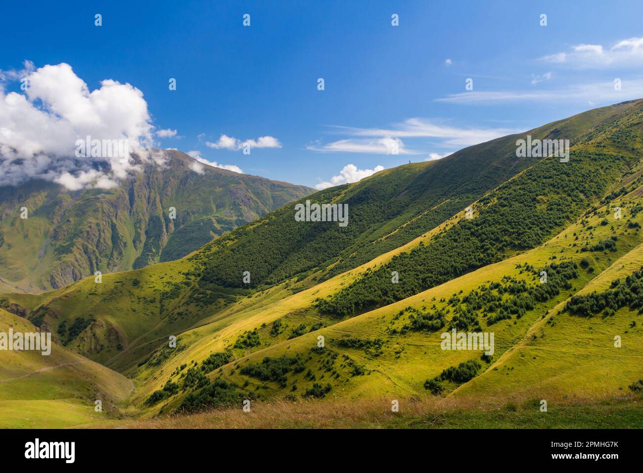 Montagne caucasiche vicino a Gergeti, montagne Kazbegi, Georgia, Asia centrale, Asia Foto Stock