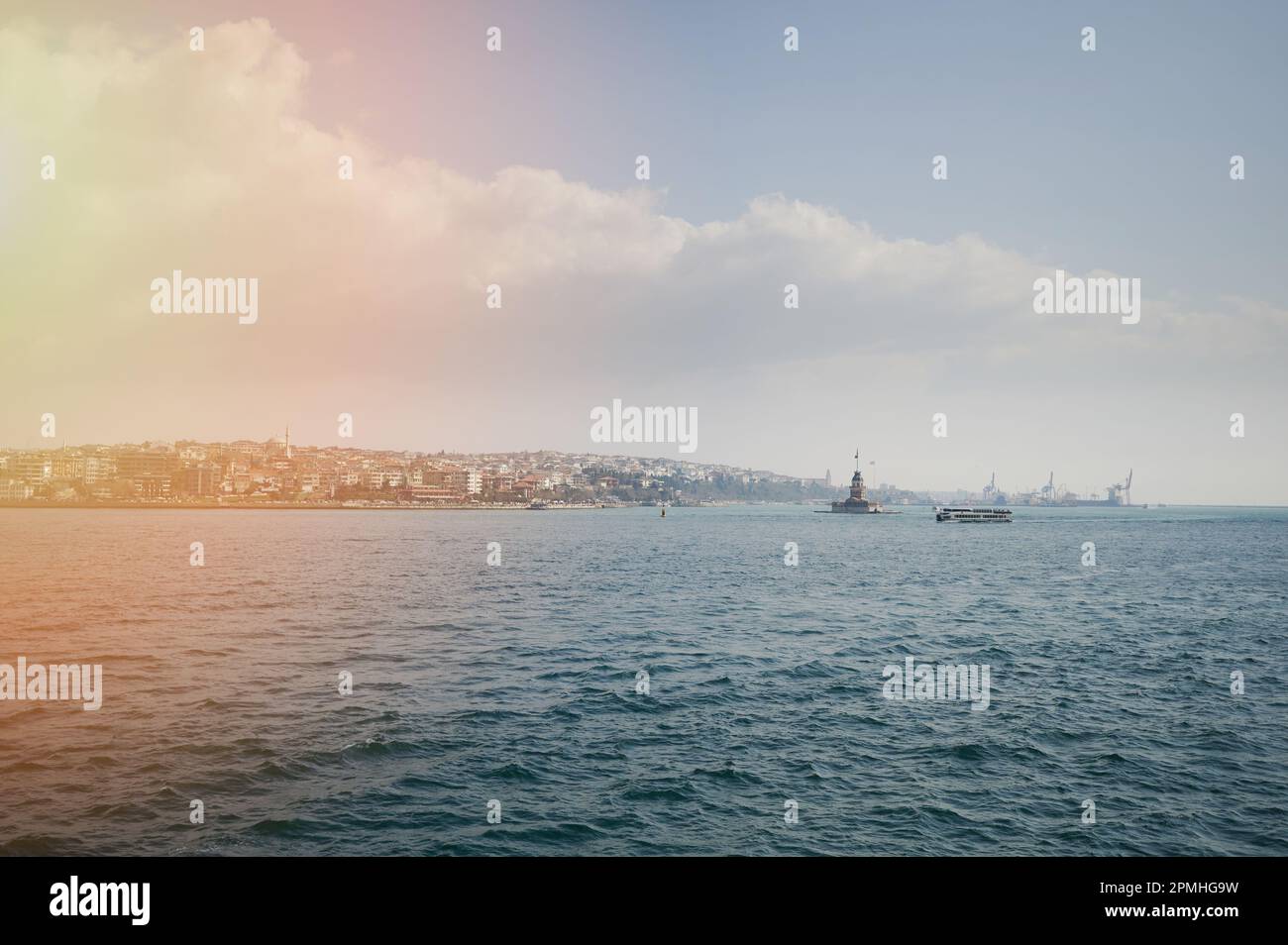 Panorama di Istanbul dal Bosforo nelle giornate di sole Foto Stock