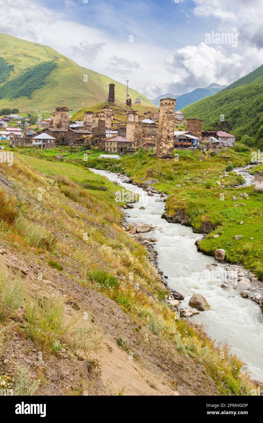 Chazhashi villaggio con torri di guardia medievale vicino Ushguli, Svaneti montagne, montagne caucasiche, Georgia, Asia centrale, Asia Foto Stock