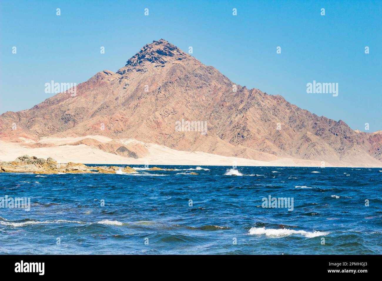 Montagna sulla costa vicino a Hasik, Dhofar Governatorato, Oman, Medio Oriente Foto Stock