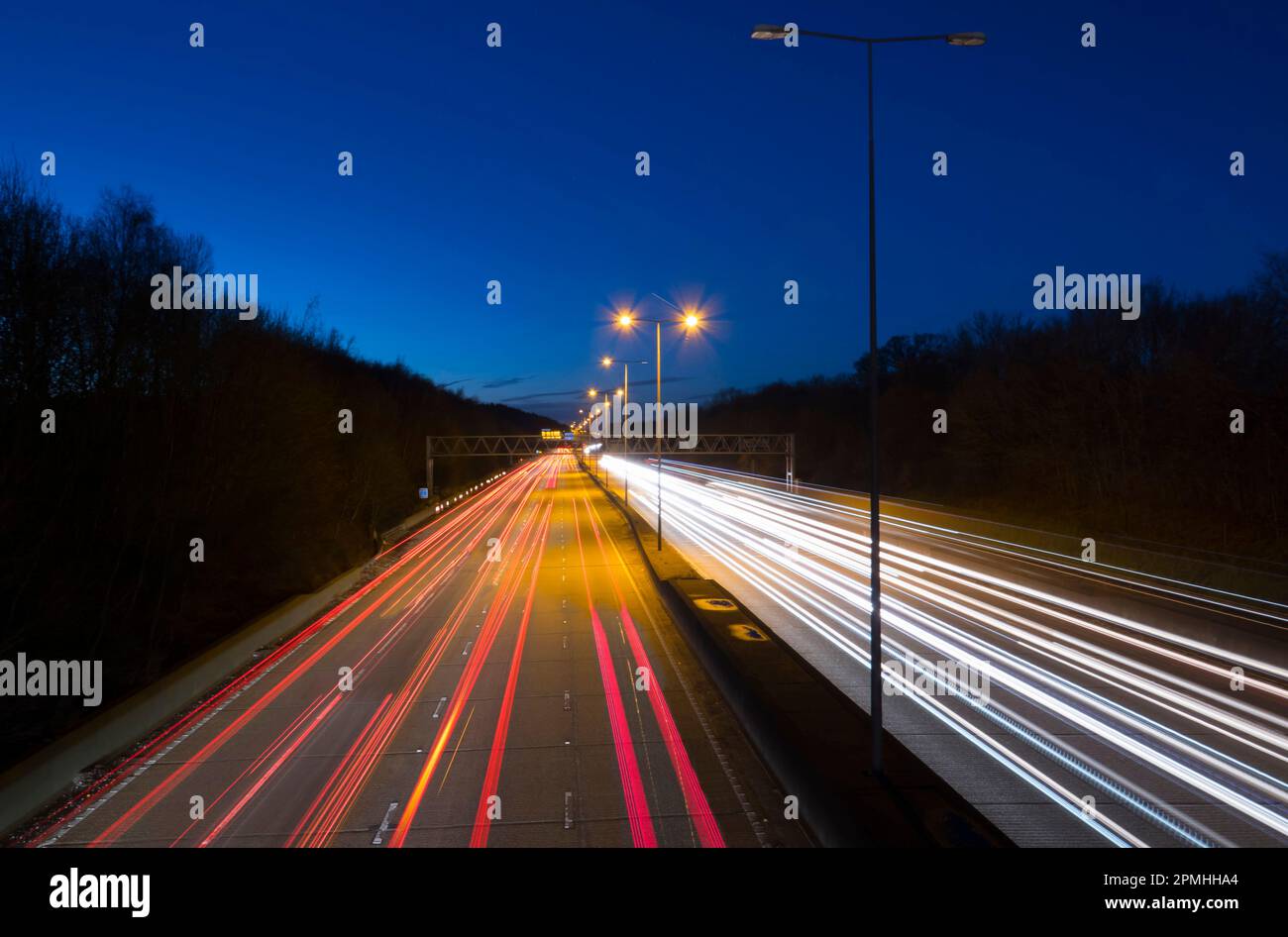 Autostrada M25 al crepuscolo, Inghilterra, Regno Unito, Europa Foto Stock