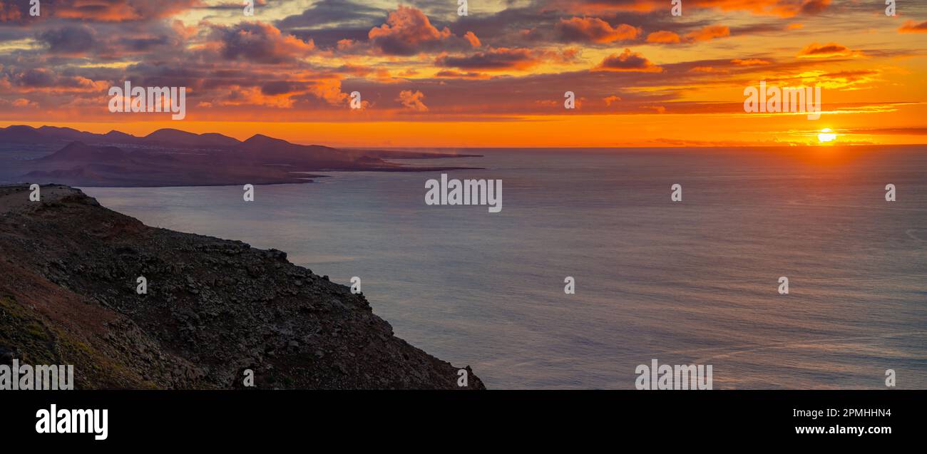 Vista della costa, del tramonto e dell'oceano Atlantico da Mirador del Rio, Lanzarote, Las Palmas, Isole Canarie, Spagna, Atlantico, Europa Foto Stock