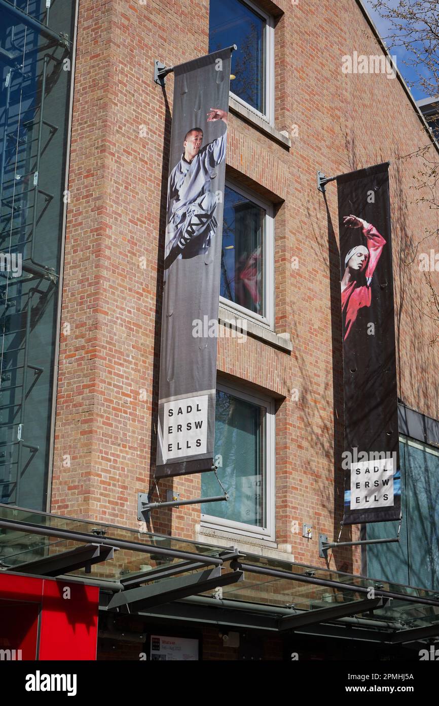 Banner promozionali al di fuori del Sadler's Wells Theatre, Angel, Islington, Londra, Inghilterra, Regno Unito. Foto Stock
