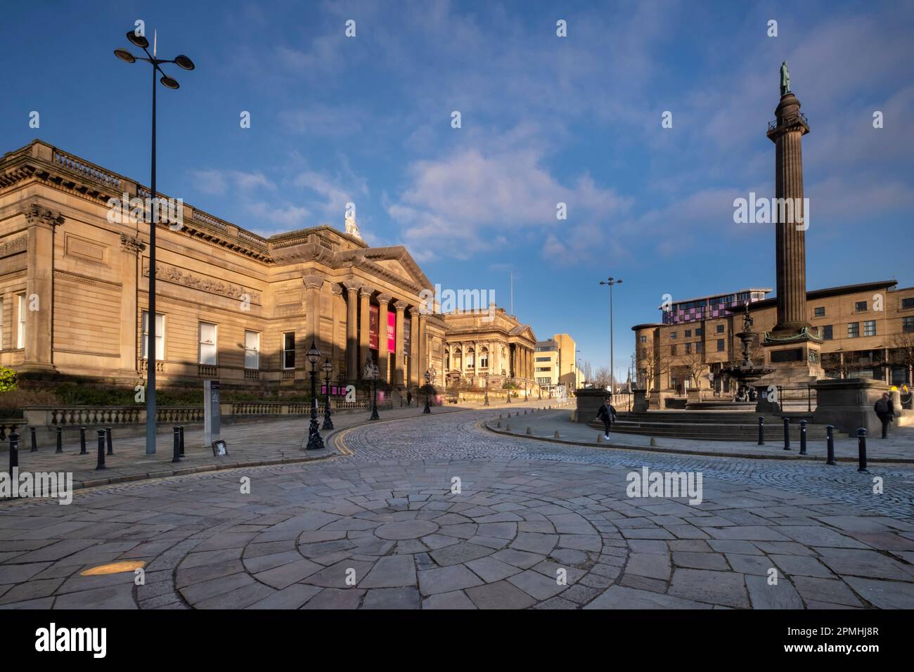 The Wellington Column and Walker Art Gallery, William Brown Street, Liverpool City Centre, Liverpool, Merseyside, Inghilterra, Regno Unito, Europa Foto Stock