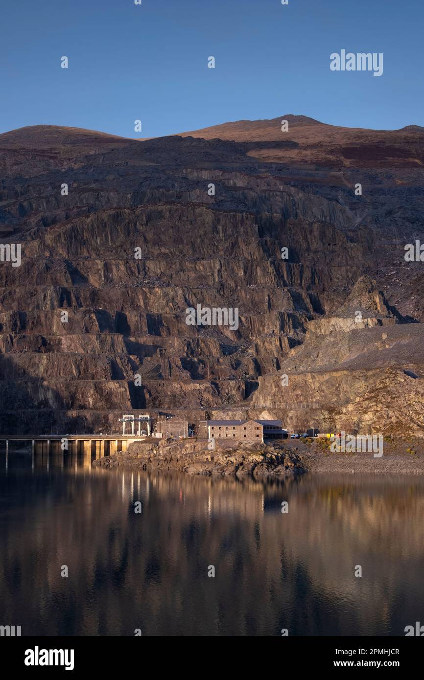Centrale elettrica Dinorwic (Dinorwig) e cava Dinorwic attraverso Llyn Peris, Eryri, Snowdonia National Park, Galles del Nord, Regno Unito, Europa Foto Stock