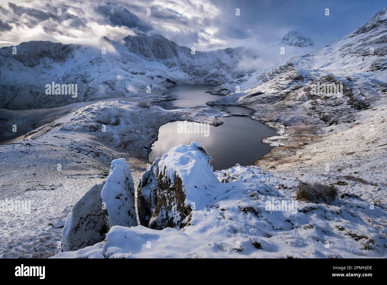 Monte Snowdon (Yr Wyddfa), Y Lliwedd e Llyn Llydaw in inverno, Snowdon Horseshoe, CWM Dyli, Eryri, Snowdonia National Park, Galles del Nord, Regno Unito Foto Stock