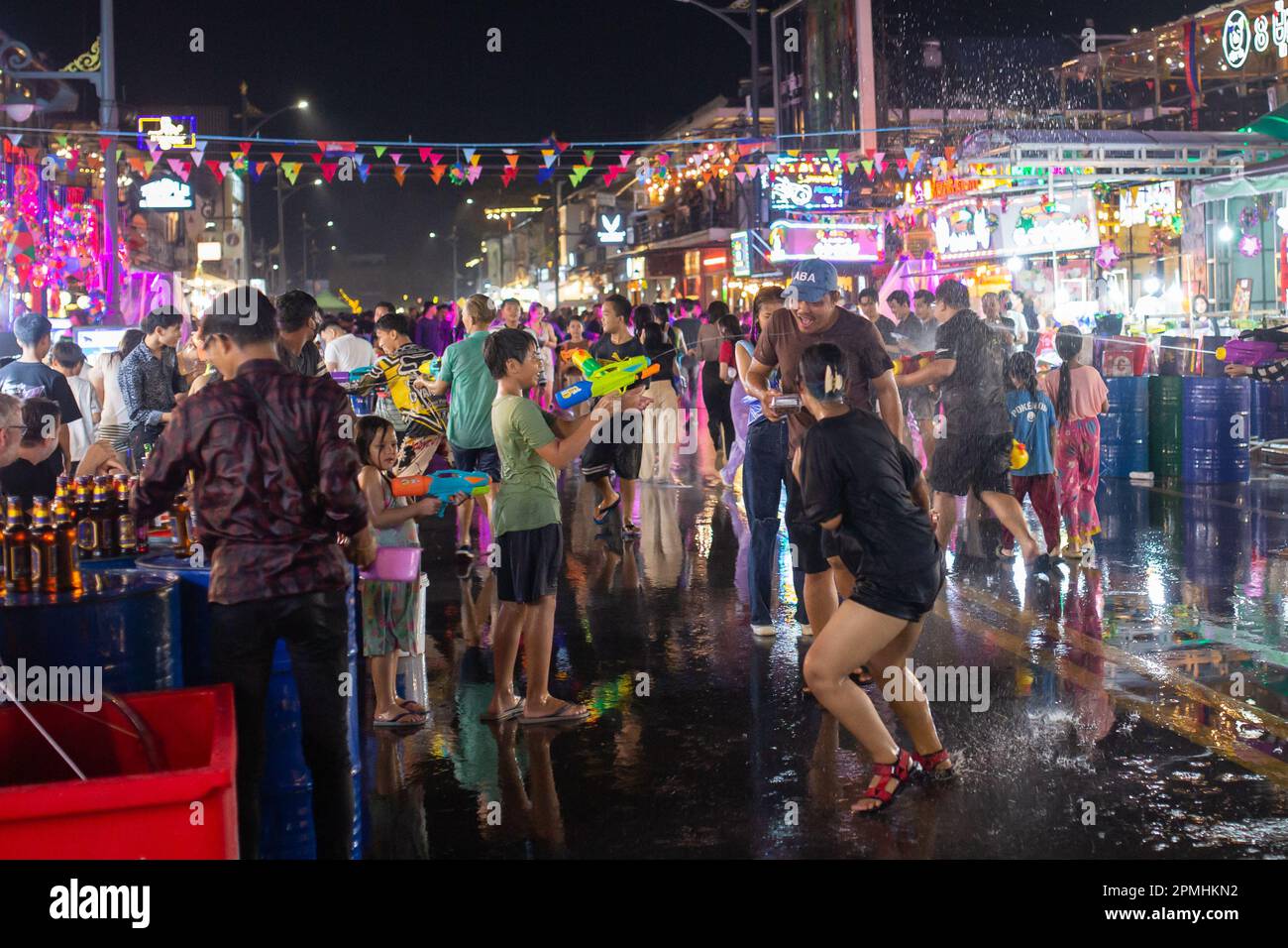 Siem Reap, Cambogia - 13 aprile 2023: Persone che celebrano Songkran, Capodanno cambogiano o Khmer nuovo anno da spruzzi d'acqua sulle strade di Siem Reap Foto Stock