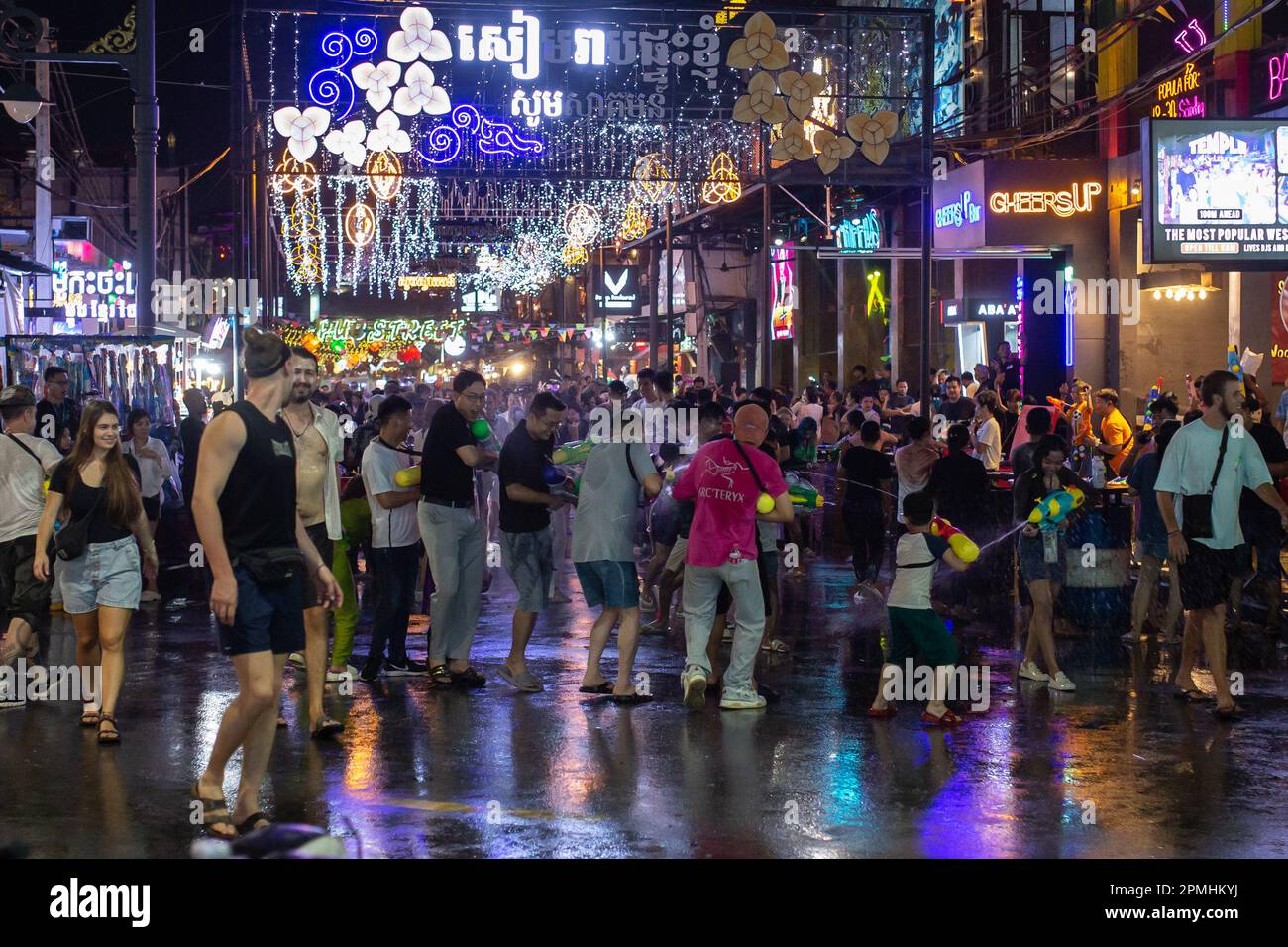 Siem Reap, Cambogia - 13 aprile 2023: Persone che celebrano Songkran, Capodanno cambogiano o Khmer nuovo anno da spruzzi d'acqua sulle strade di Siem Reap Foto Stock