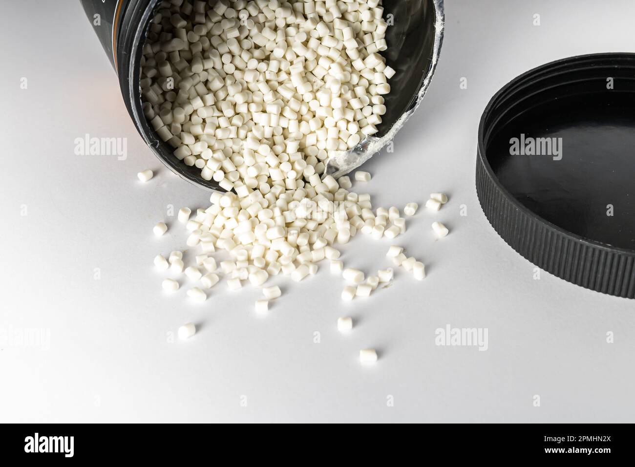 Materiale a base polimerica con fonte di carbonio diluibile per ridurre i nitrati e i fosfati negli acquari marini. Noto anche come biopellets. Foto Stock