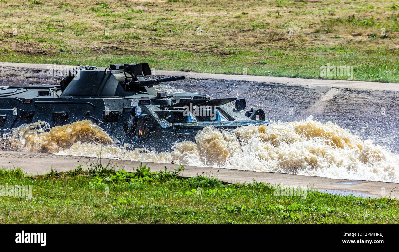 Combattere il portatore di personale corazzato anfibio gommato BTR-80 dell'esercito russo in esibizioni dimostrative Foto Stock