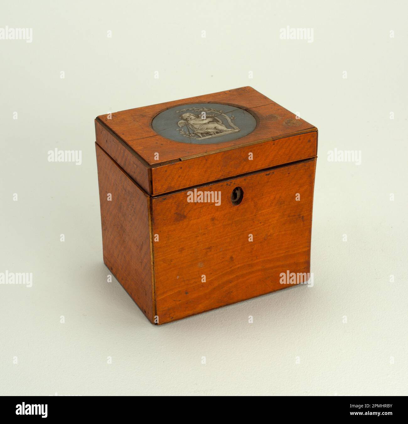 Confezione; totale: 11,1 x 11,5 x 9 cm (4 3/8 x 4 1/2 x 3 9/16 poll.); Bequest della sig.ra John Innes Kane; 1926-37-12 Foto Stock