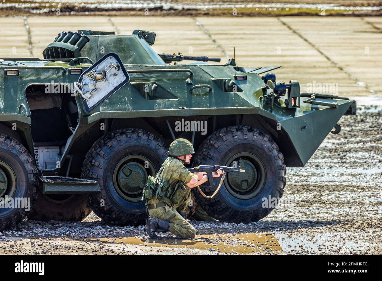 Combattere il portatore di personale corazzato anfibio gommato BTR-80 dell'esercito russo in esibizioni dimostrative Foto Stock