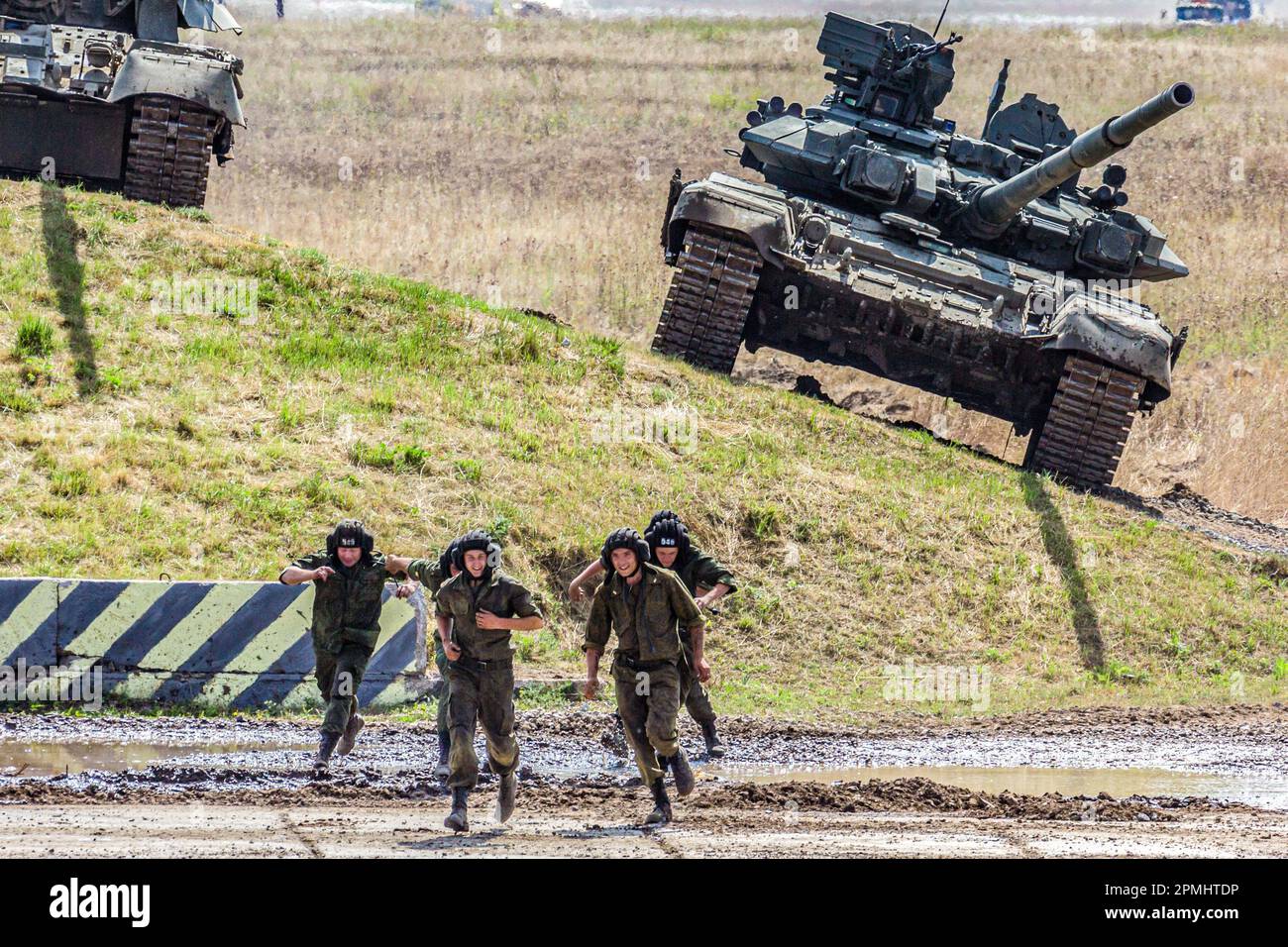 Tankmen dell'Esercito Russo al campo di addestramento dopo esibizioni dimostrative a Zhukovsky Foto Stock