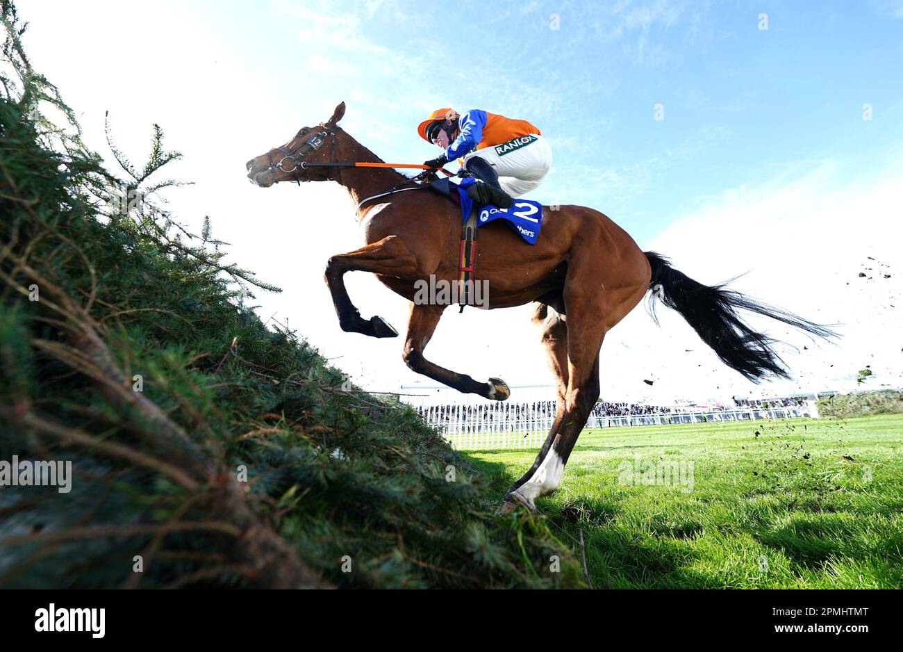 Defan guidato dal jockey Darragh o'Keeffe in Close Brothers Red Rum handicap Chase durante il primo giorno del Randox Grand National Festival all'ippodromo di Aintree, Liverpool. Data immagine: Giovedì 13 aprile 2023. Foto Stock