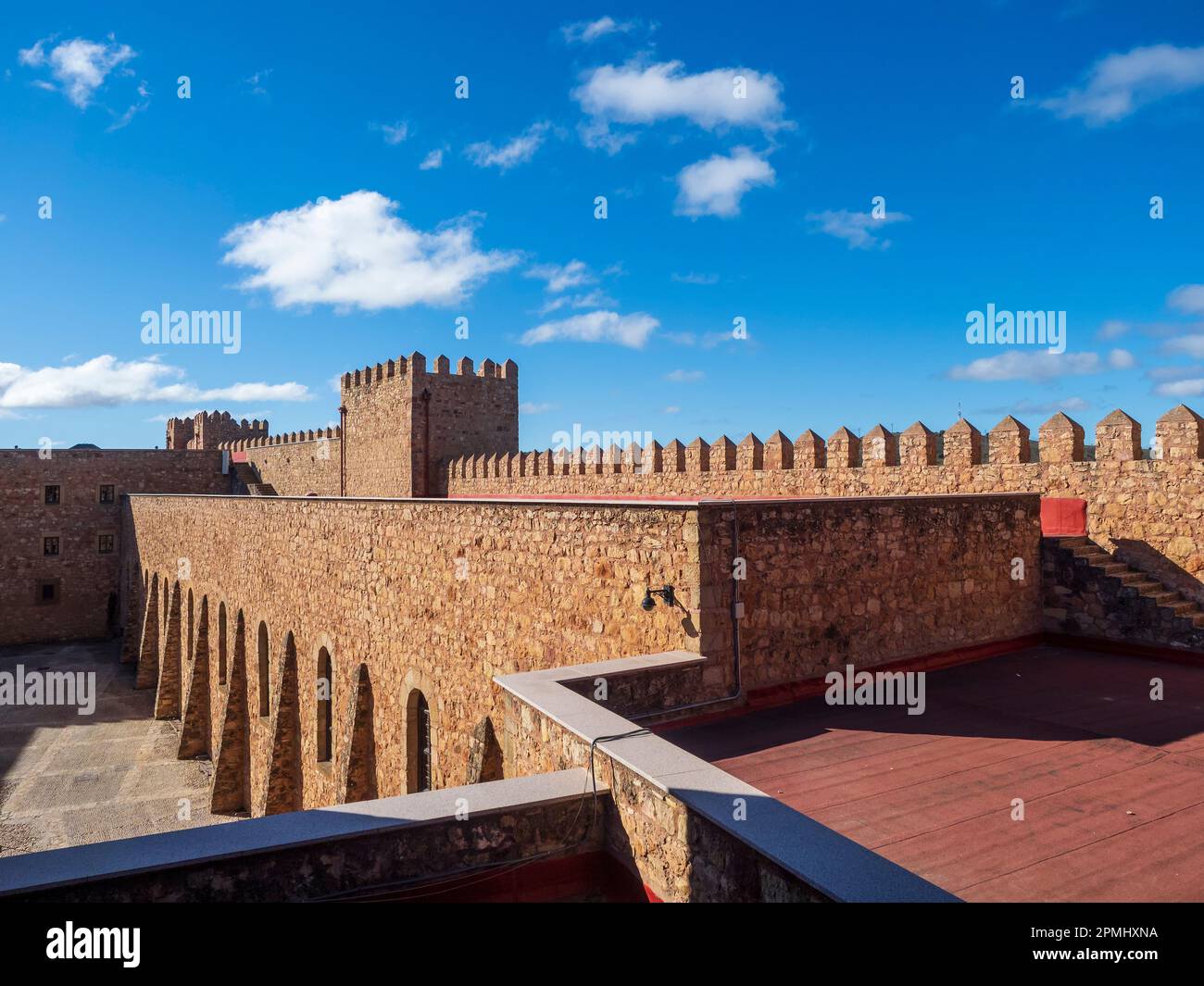 Dettagli della facciata medievale della città di Sigüenza a Guadalajara. Foto Stock