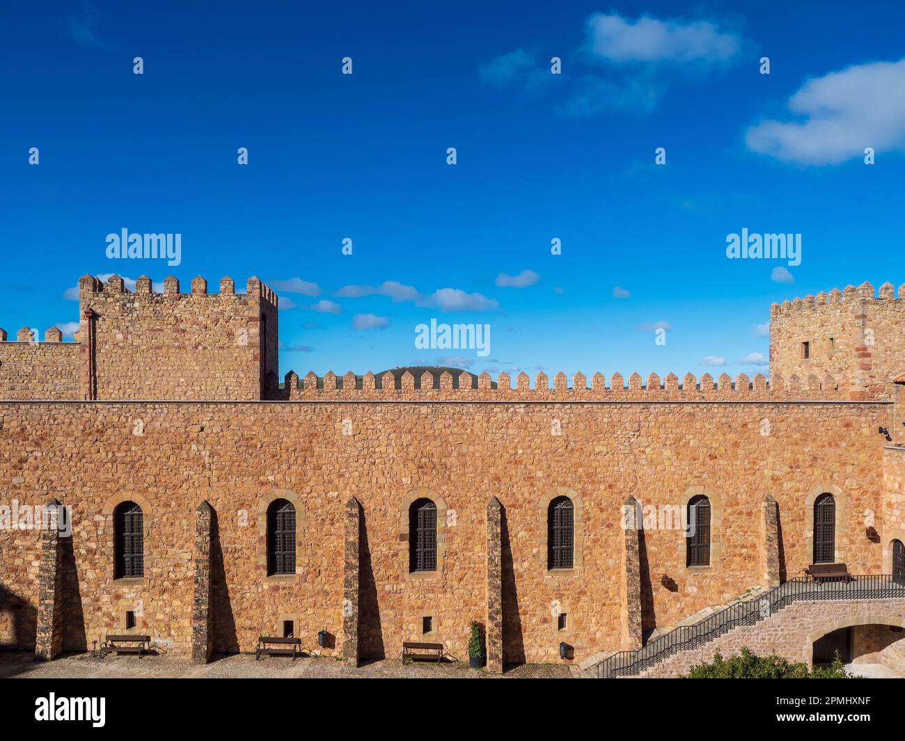 Dettagli della facciata medievale della città di Sigüenza a Guadalajara. Foto Stock