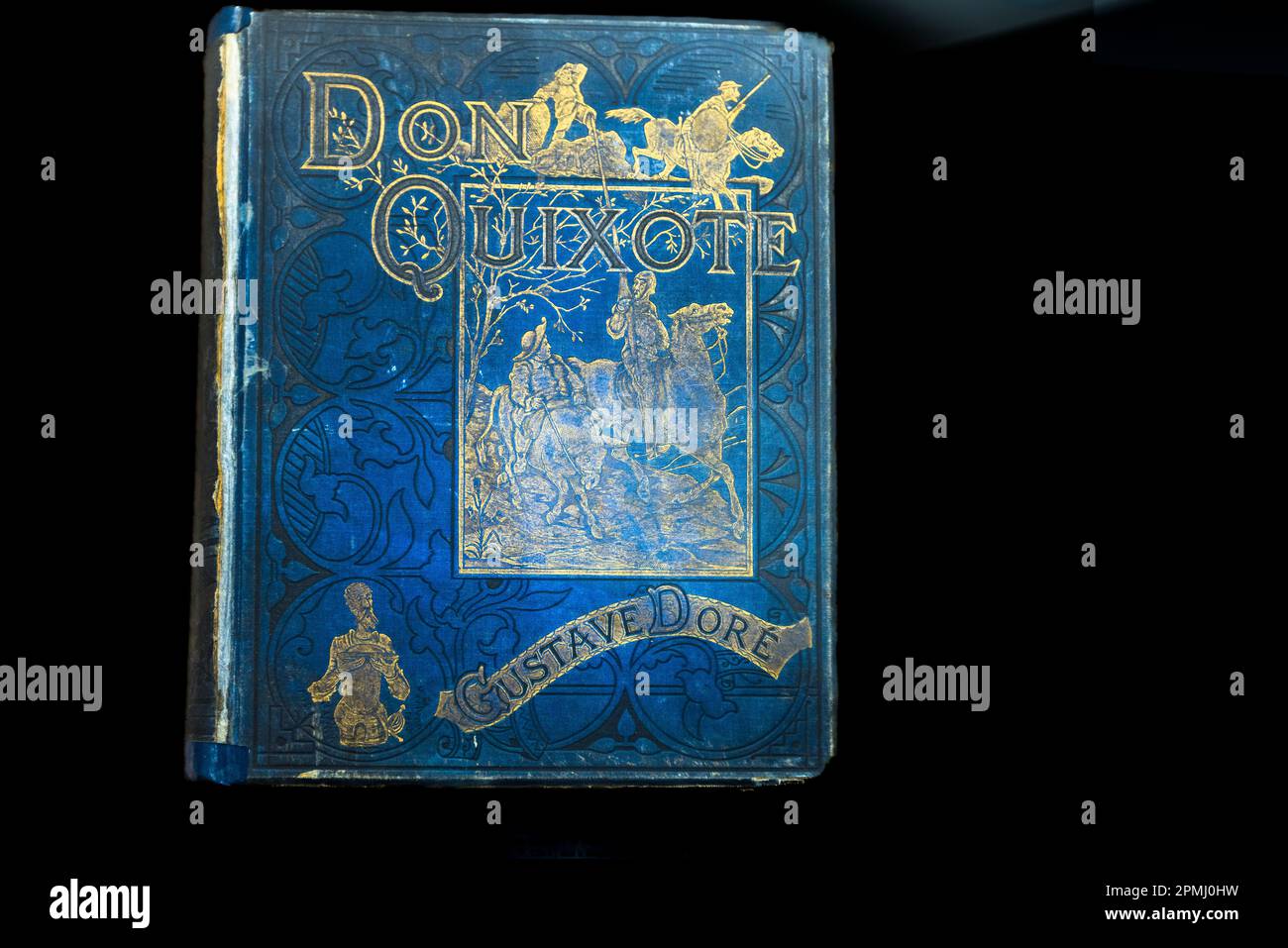 Una copertina di libro blu antica con rilievi dorati porta il titolo "Don Chisciotte" e il nome dell'illustratore Gustave Doré, parte della collezione della biblioteca dell'Arkin University of Creative Arts and Design (ARUCAD) a Ciro (turco: Girne), Repubblica Turca di Cipro del Nord (RTNC). L'artista francese ha illustrato il romanzo di Miguel de Cervantes nel 1863 per la prima volta. Fondata nel 2017 dal gruppo Arkın, l'università è un'istituzione tematica dedicata esclusivamente all'arte, al design e alla comunicazione. Foto Stock