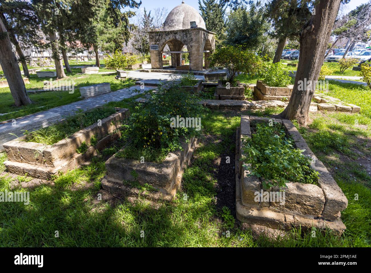 Baldöken è anche noto come cimitero islam o cimitero di Forlorn. Quando gli Ottomani conquistarono Cipro nel 1571, quest'area al di fuori del Castello di Kyrenia fu riservata come cimitero per i soldati. È stato utilizzato a questo scopo fino alla fine del 17th ° secolo. Kyrenia, Cipro Foto Stock
