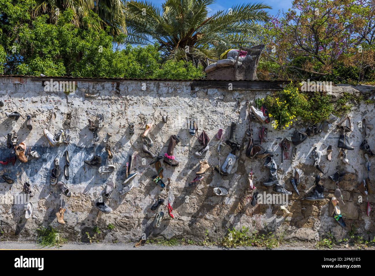 Installazione di scarpe sulla parete dell'Università ARUCAD Kyrenia, Cipro Foto Stock