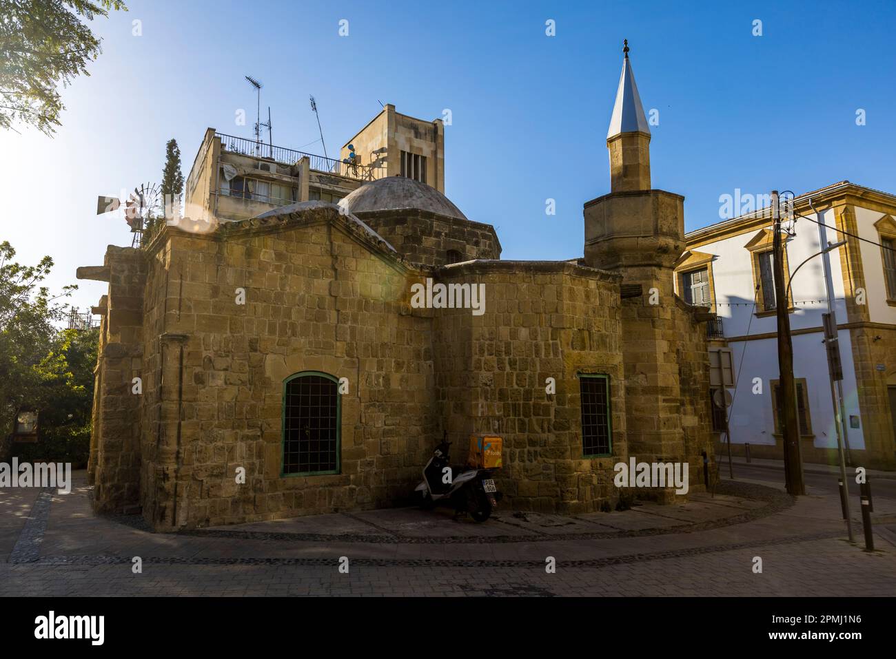 La moschea Araplar (Chiesa di Stavros tou Missirikou) si trova nel centro storico di Nicosia, Repubblica di Cipro. Costruita originariamente nell’era veneziana all’inizio del XVI secolo come Chiesa della Santa Croce di Missirikou, fu trasformata in moschea dagli Ottomani con il nome di Moschea Araba. Foto Stock
