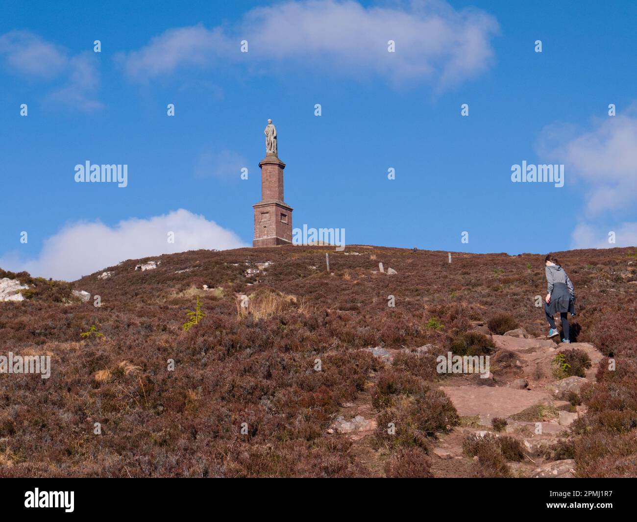 Escursione femminile su sentiero di montagna fino alla cima di ben Bhraggie, Sutherland Foto Stock