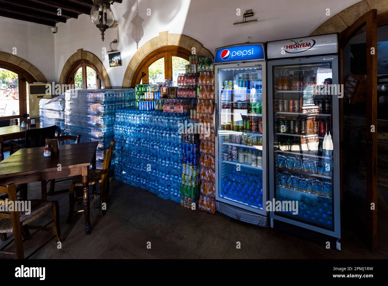 Pallet di bottiglie e lattine di bevande in un negozio a Boğazköy, Cipro Foto Stock