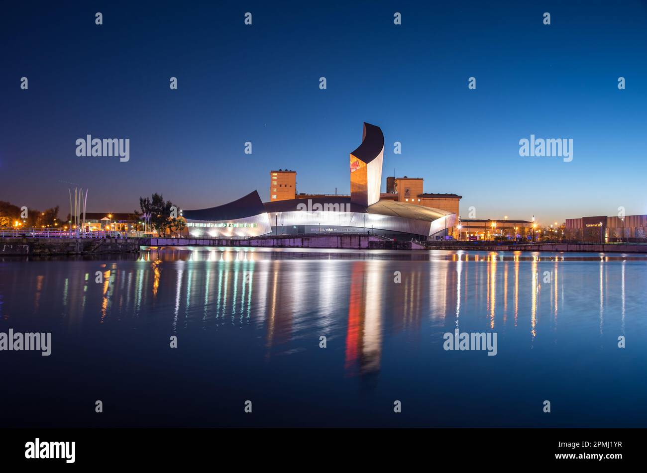 Riflessione di Salfords Quay punto di riferimento, Imperial War Museum di notte, Manchester UK Foto Stock