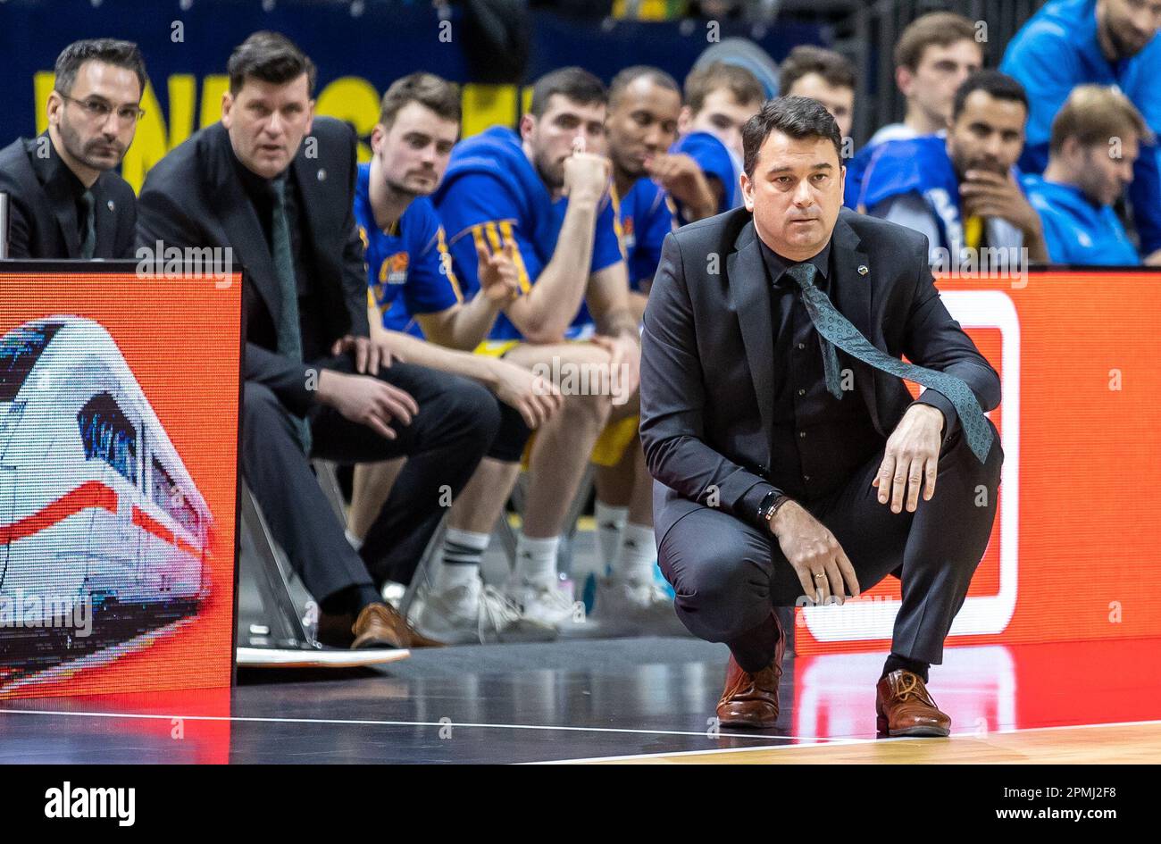 Berlino, Germania. 13th Apr, 2023. Pallacanestro: Eurolega, Alba Berlin - Villeurbanne, Main Round, Giornata 34, Mercedes-Benz Arena. L'allenatore di testa Israel Gonzalez di Alba Berlin segue il gioco dai margini. Credit: Andreas Gora/dpa/Alamy Live News Foto Stock