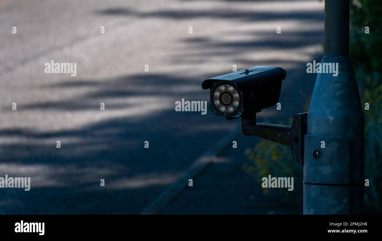 Una telecamera CCTV su un palo sulla strada. Telecamera per esterni. Foto Stock