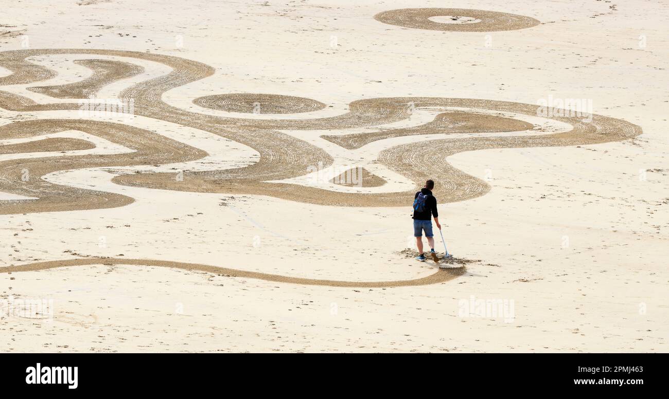 Artista di sabbia di spiaggia e il suo lavoro vicino Godrevy Point, North Coast of Kernow (Cornovaglia), Regno Unito Foto Stock