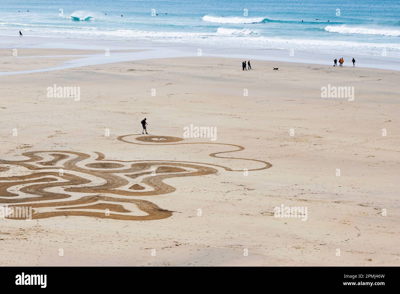 Artista di sabbia di spiaggia e il suo lavoro vicino Godrevy Point, North Coast of Kernow (Cornovaglia), Regno Unito Foto Stock