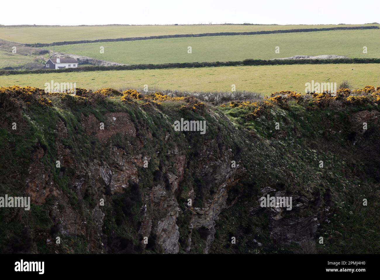 Viste del paesaggio roccioso della costa a Hell's Mouth, North Coast of Kernow (Cornovaglia), Regno Unito Foto Stock