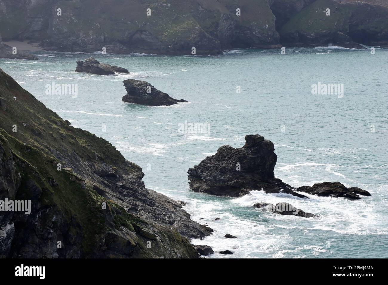 Viste del paesaggio roccioso della costa a Hell's Mouth, North Coast of Kernow (Cornovaglia), Regno Unito Foto Stock