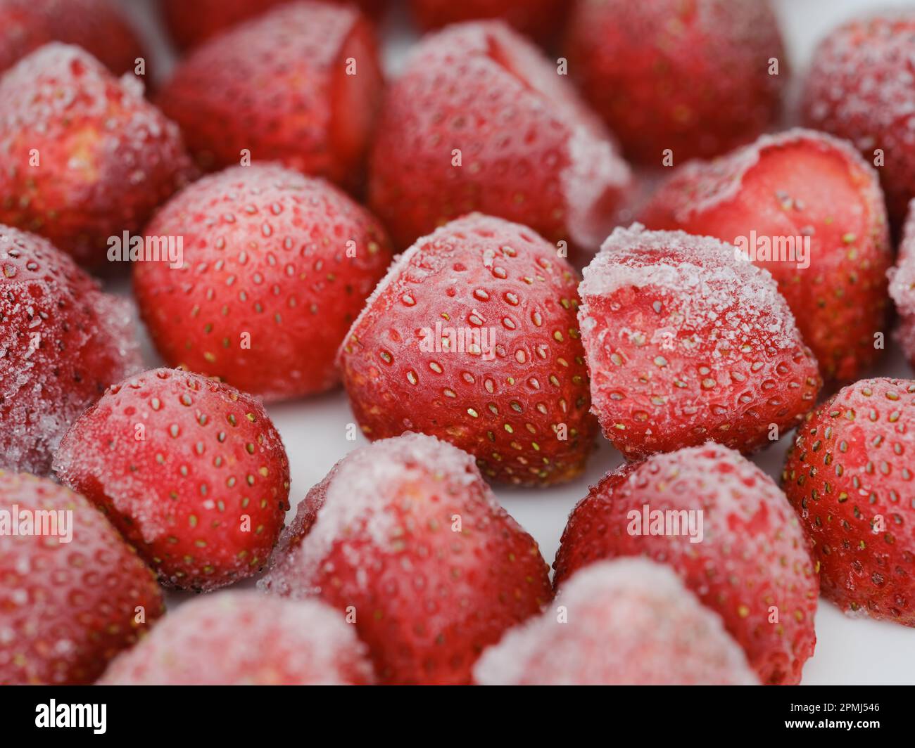 Sfondo di fragole congelate. Primo piano. Foto Stock
