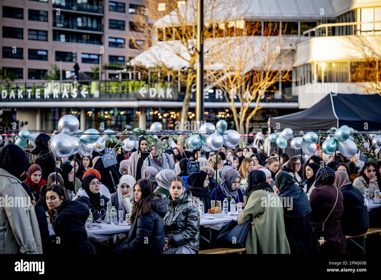 ROTTERDAM - 13/04/2023, visitatori durante l'annuale iftar sulla strada di fronte al Markthal. Durante l'iftar, i musulmani mangiano la cena dopo il tramonto durante il mese di digiuno di Ramadan. ANP ROBIN UTRECHT olanda fuori - belgio fuori Foto Stock