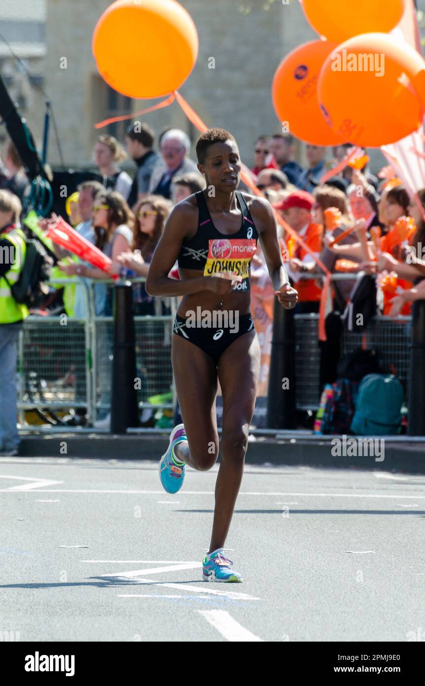 Diane Nukuri-Johnson gareggia nella Maratona di Londra 2014, passando attraverso Tower Hill vicino alla Torre di Londra, Regno Unito. Atleta burundese Foto Stock