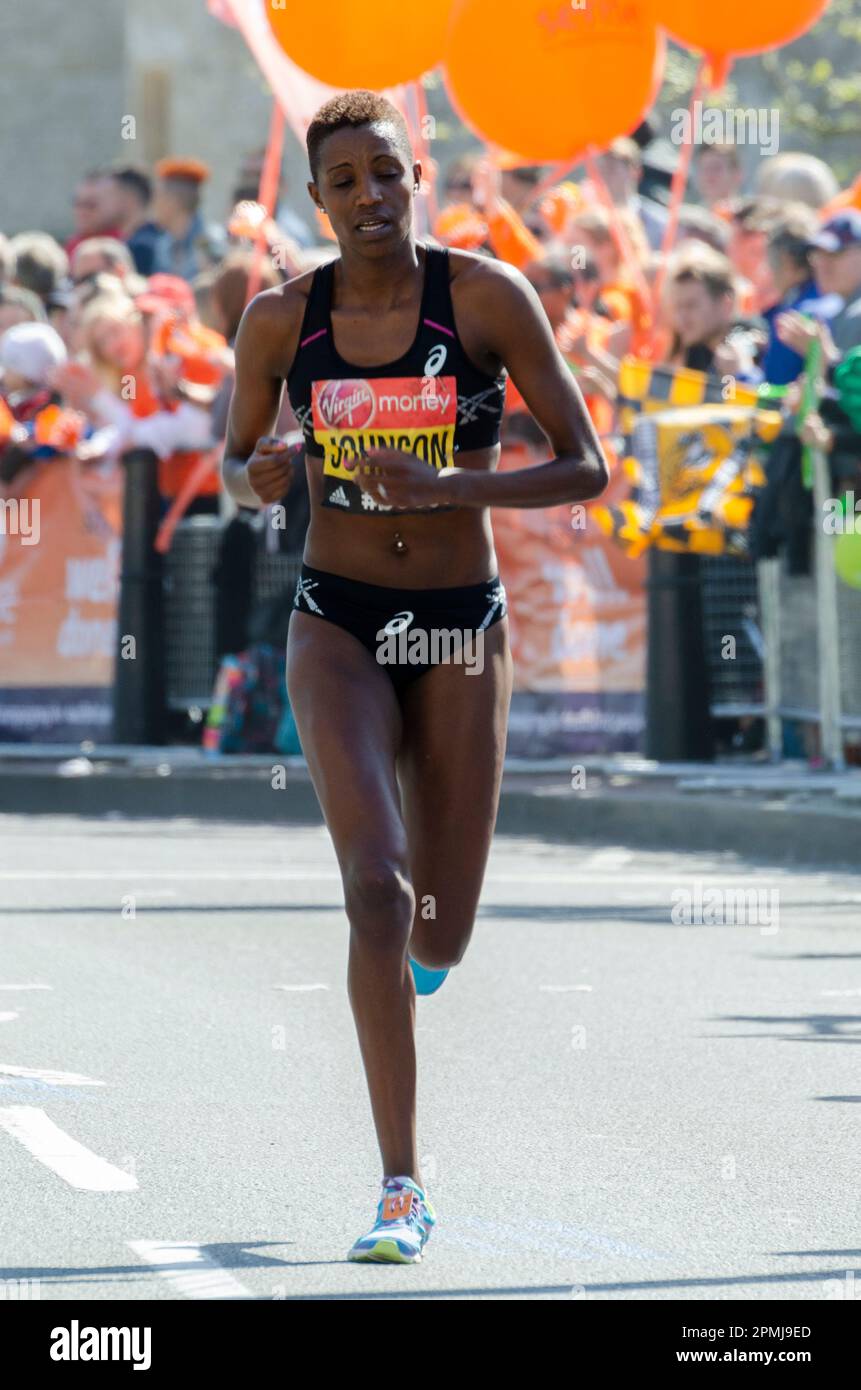 Diane Nukuri-Johnson gareggia nella Maratona di Londra 2014, passando attraverso Tower Hill vicino alla Torre di Londra, Regno Unito. Atleta burundese Foto Stock